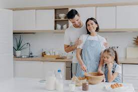 Uma família feliz preparando uma refeição saudável juntos