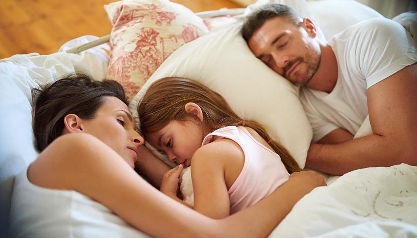 Uma família desfrutando de um sono tranquilo
