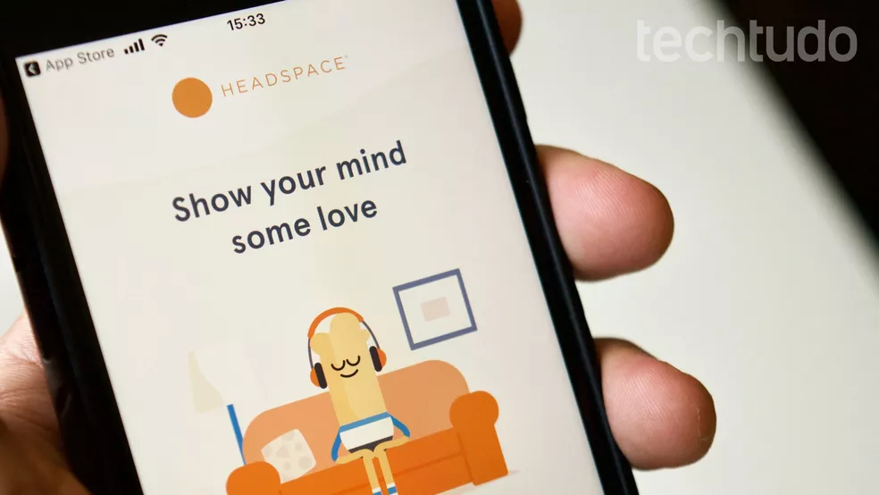 Uma pessoa é mostrada usando um aplicativo de meditação em um ambiente sereno na imagem a seguir.